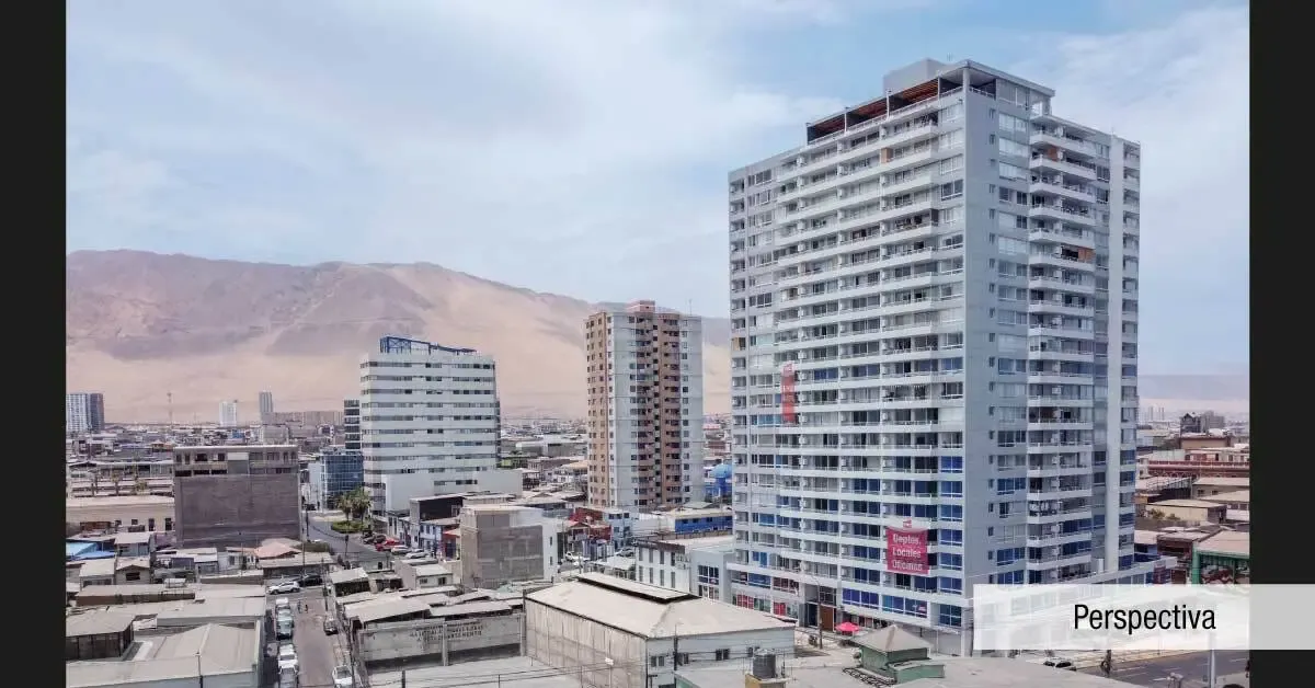 Edificio Lynch en el centro de Iquique con los cerros de fondo